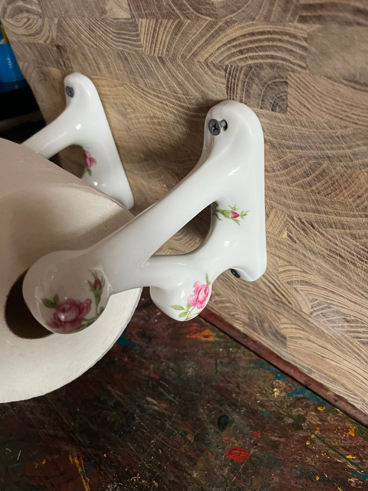 Vintage porseleinen toiletrolhouder met roosjes, Ophalen of Verzenden, Gebruikt, Wit, Toilet-accessoire