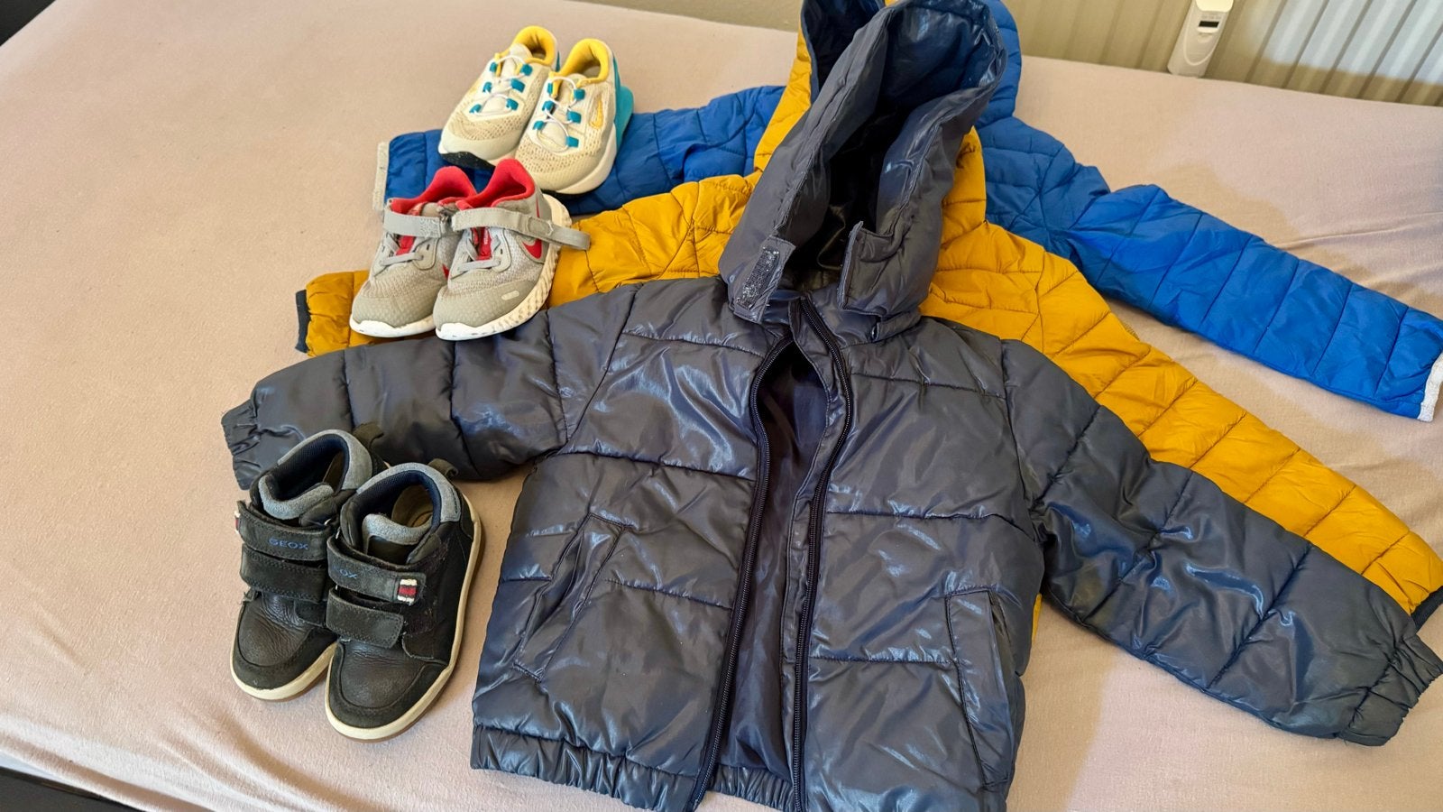 3 jassen (Benetton, Okido) en 3 paar schoenen maat 26, Kinderen en Baby's, Ophalen of Verzenden, Gebruikt, Jongen, Jas