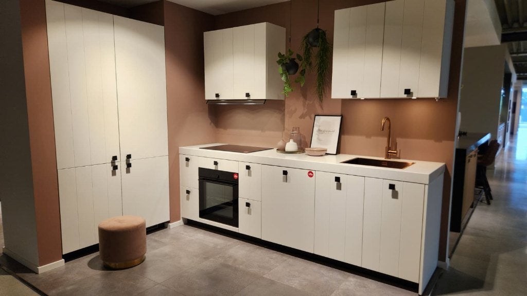 Landelijke, rechte showroomkeuken. Pelgrim inbouwapparatuur, Ophalen, Wit, Enkelwandige keuken, Zo goed als nieuw