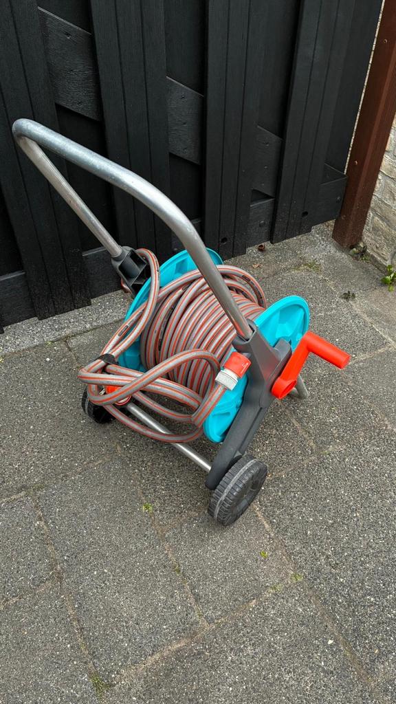 Gardena tuinslanghaspel met 15 meter slang, Ophalen, Zo goed als nieuw, Tuinslanghaspel