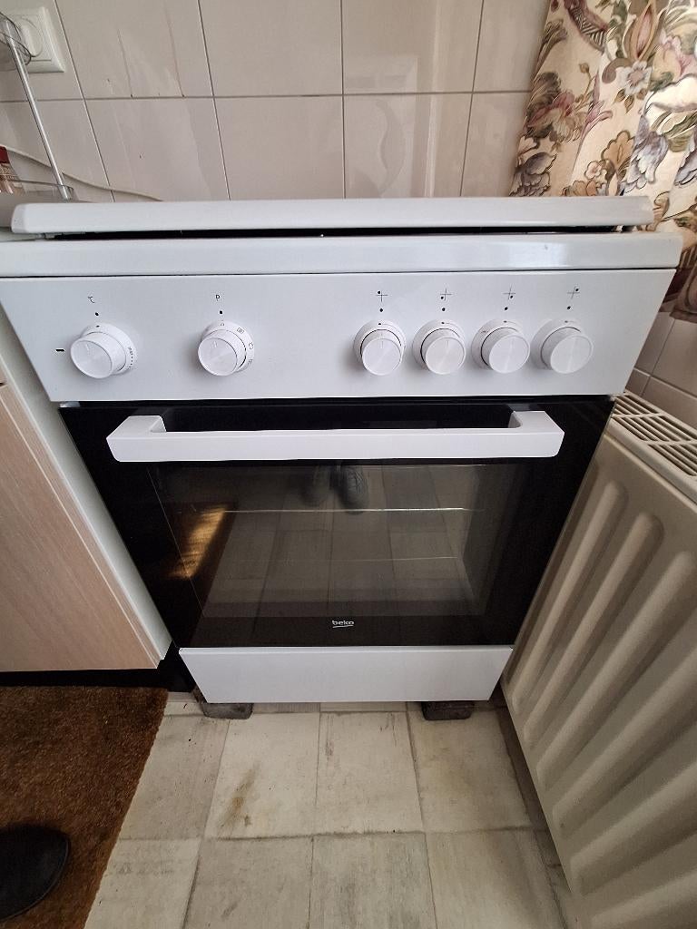 Oven merk Beko, Witgoed en Apparatuur, Fornuizen, Ophalen, Hete lucht, 4 kookzones, Zo goed als nieuw