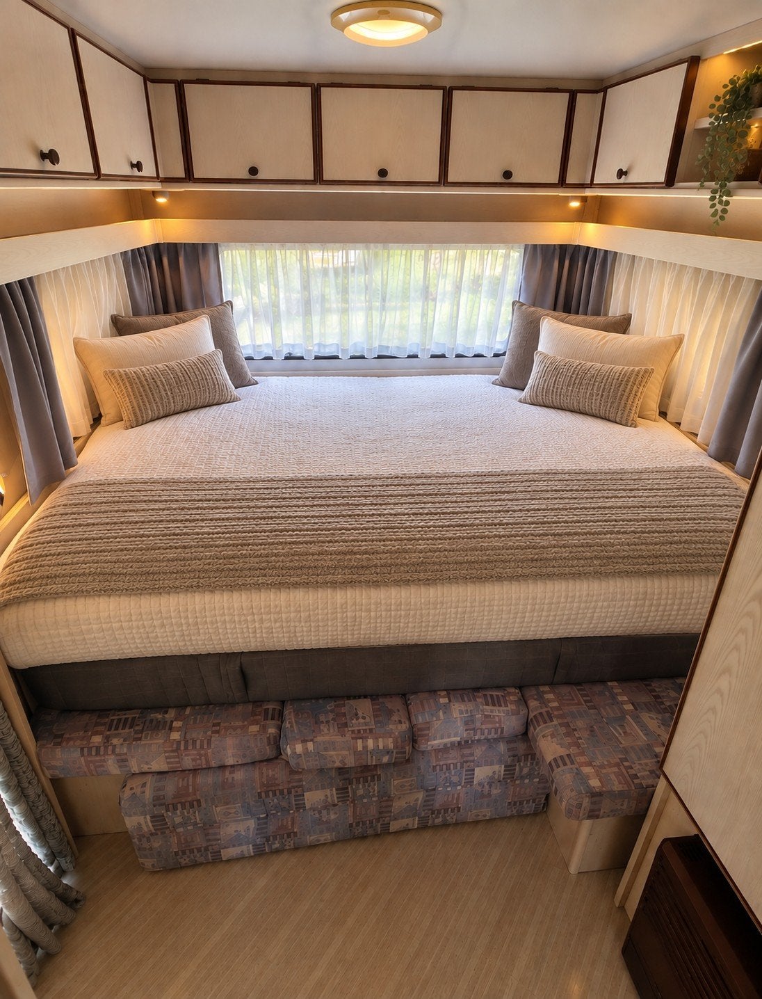 Knaus Sudwind 4-persoons caravan met voortent en luifel, Caravans en Kamperen, Rondzit, Omvormbare zithoek, 750 - 1000 kg, Particulier