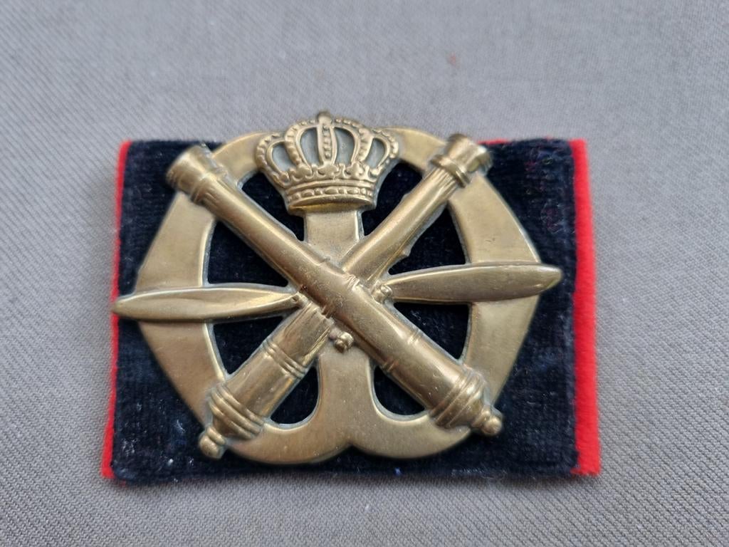 Baretembleem  luchtdoelartillerie (2 verschillende oogjes), Ophalen of Verzenden, Landmacht, Nederland, Embleem of Badge