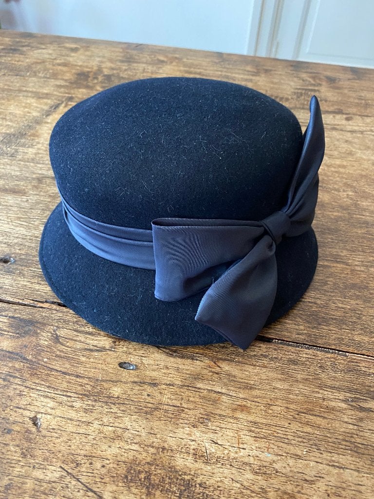 Hoed - zwart vilt - zijden strik zwart - KayBee, 56 of 57 cm (M, 7 of 7⅛ inch), Hoed, Ophalen of Verzenden, Zo goed als nieuw
