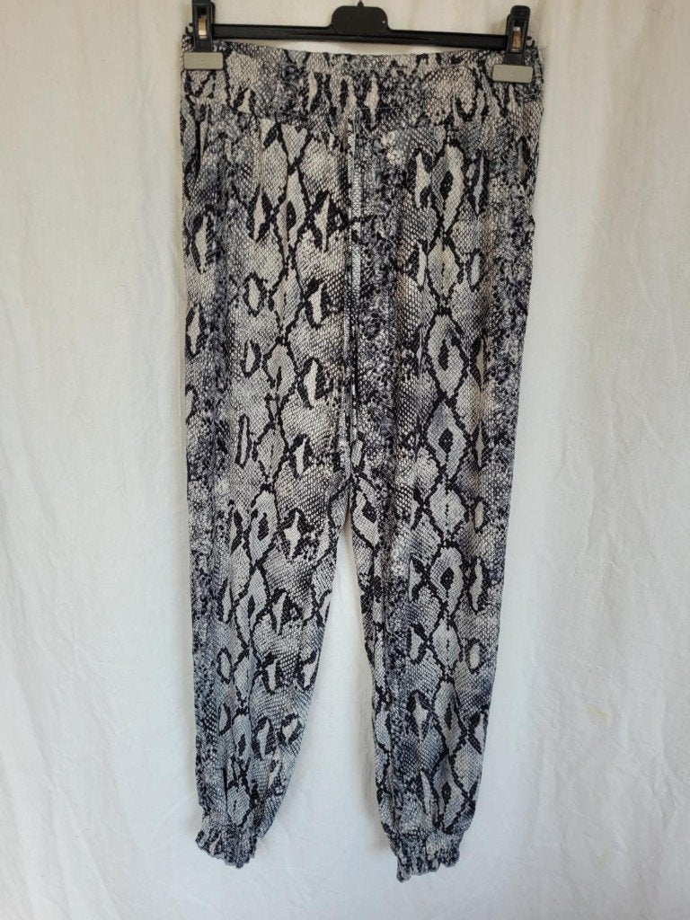 Stoere broek met slangenprint mt M, Kleding | Dames, Broeken en Pantalons, Maat 38/40 (M), ., Wit, Ophalen of Verzenden