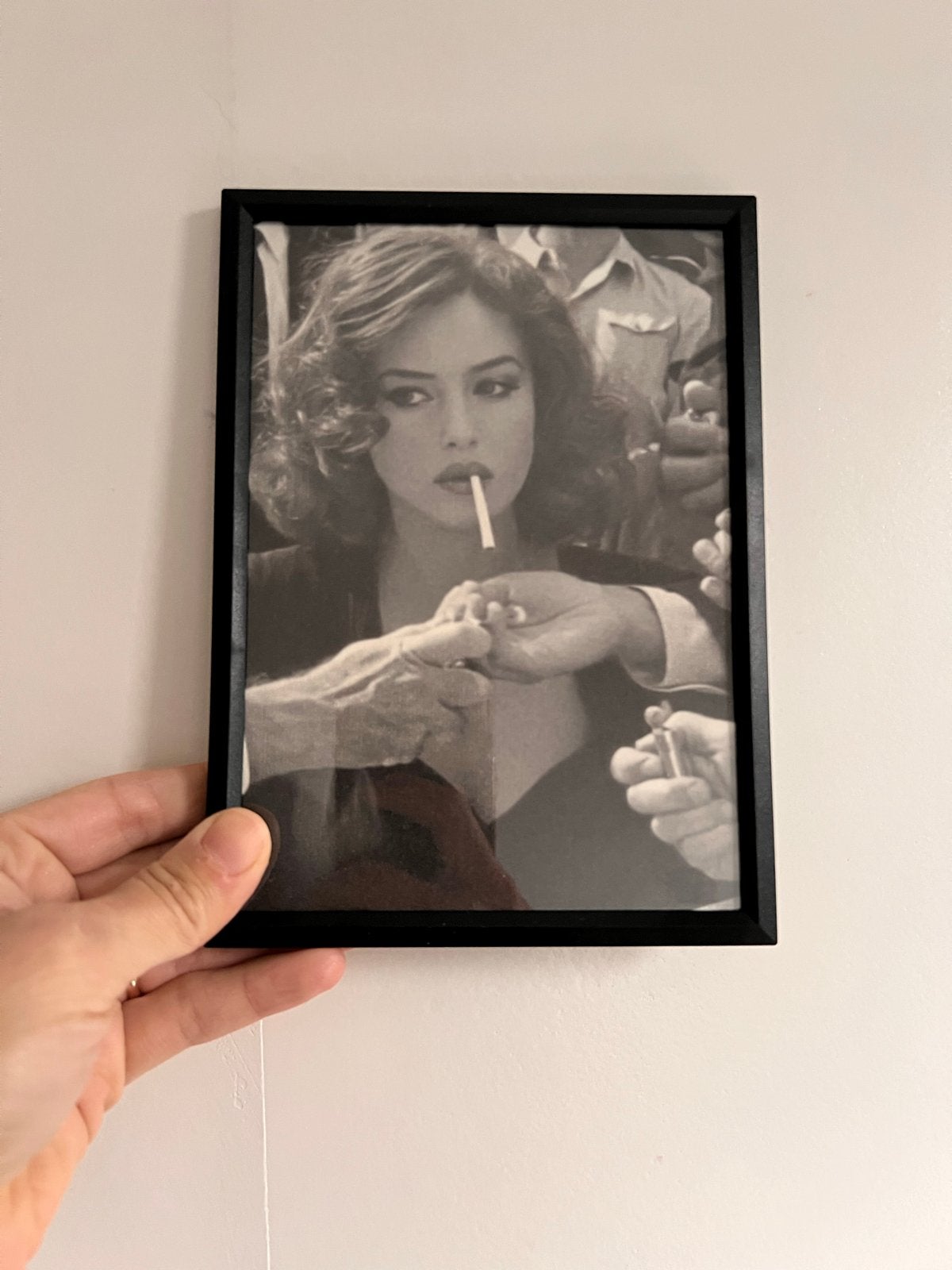Monica Bellucci print in zwarte lijst (IKEA YLLEVAD), Minder dan 50 cm, Ophalen of Verzenden, 5 – 50, Print