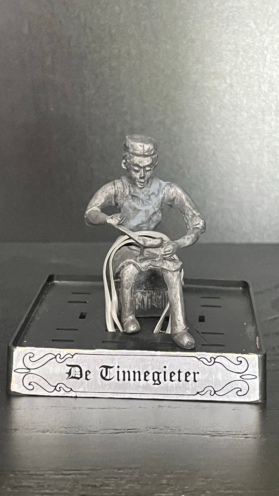 Vintage Tinnen Beeldje 'De Tinnegieter' in Display Box, Antiek en Kunst, Antiek | Tin, Ophalen of Verzenden