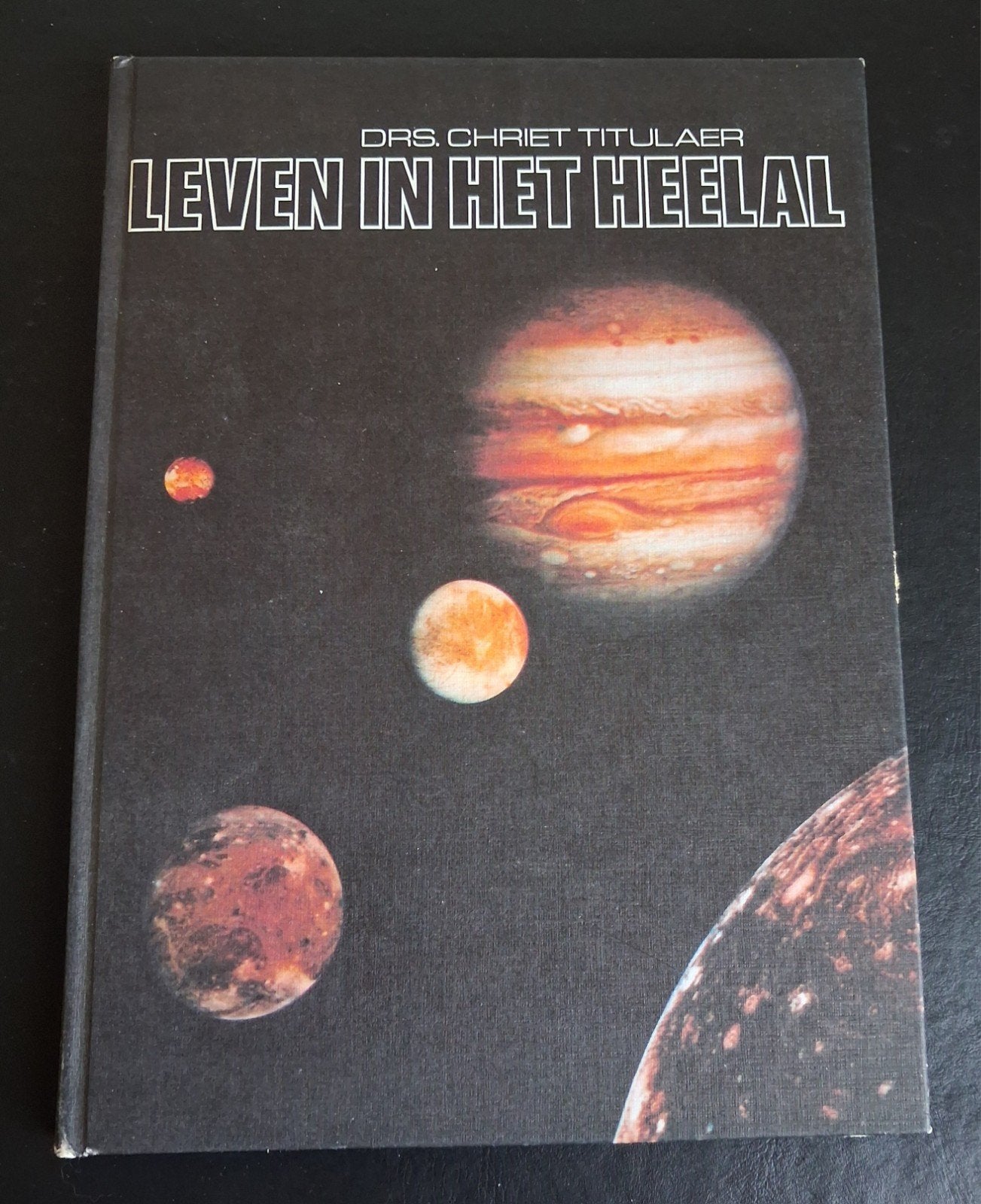 Leven in het heelal - Chriet Titulaer (18), Chriet Titulaer, Overige wetenschappen, Nieuw, Ophalen of Verzenden