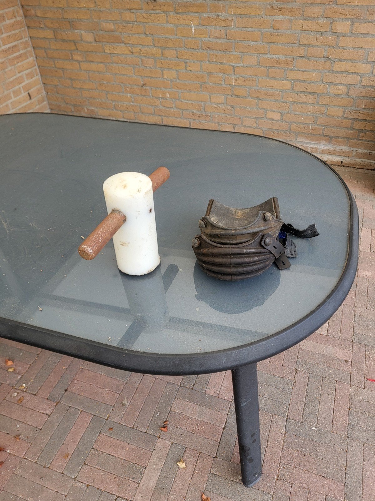 stratenmakersklos en kniebeschermers, Ophalen