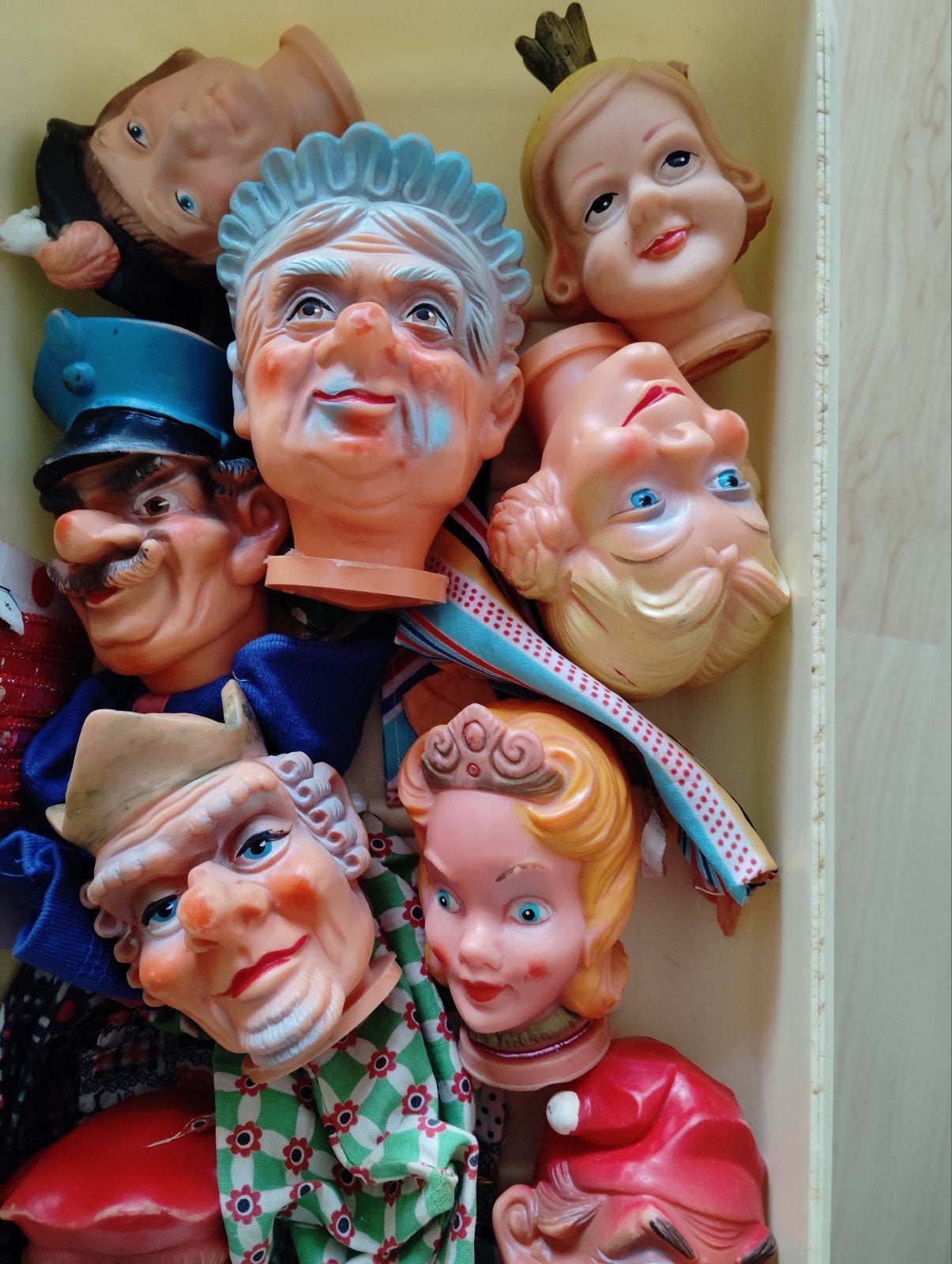 Vintage poppenkast poppen koppen in plastic broodtrommel, Ophalen, Poppenhuis