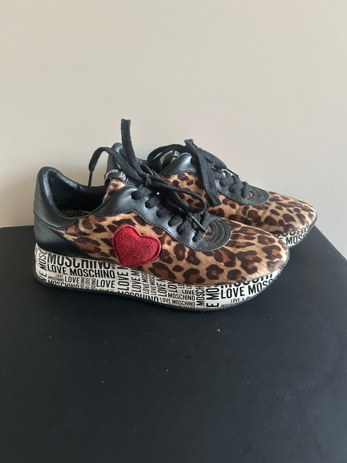 Love Moschino Tijger Sneakers maat 40, Zwart, Ophalen of Verzenden, Sneakers of Gympen, Gedragen