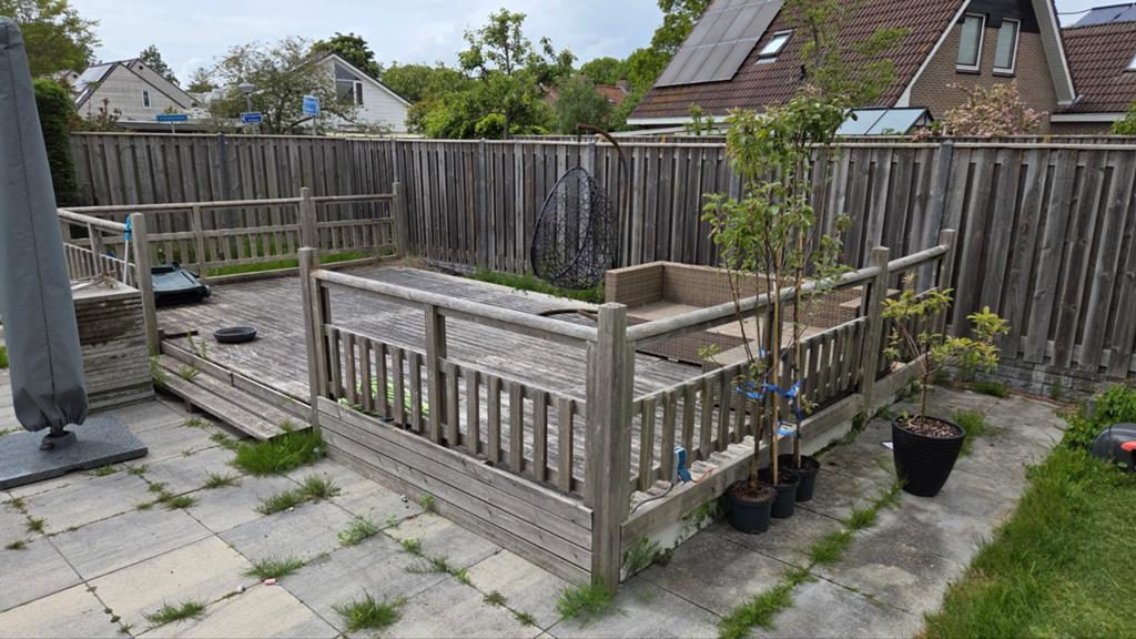 Houten terras met hekwerk, Ophalen of Verzenden, Gebruikt, Hout, Tuinhek