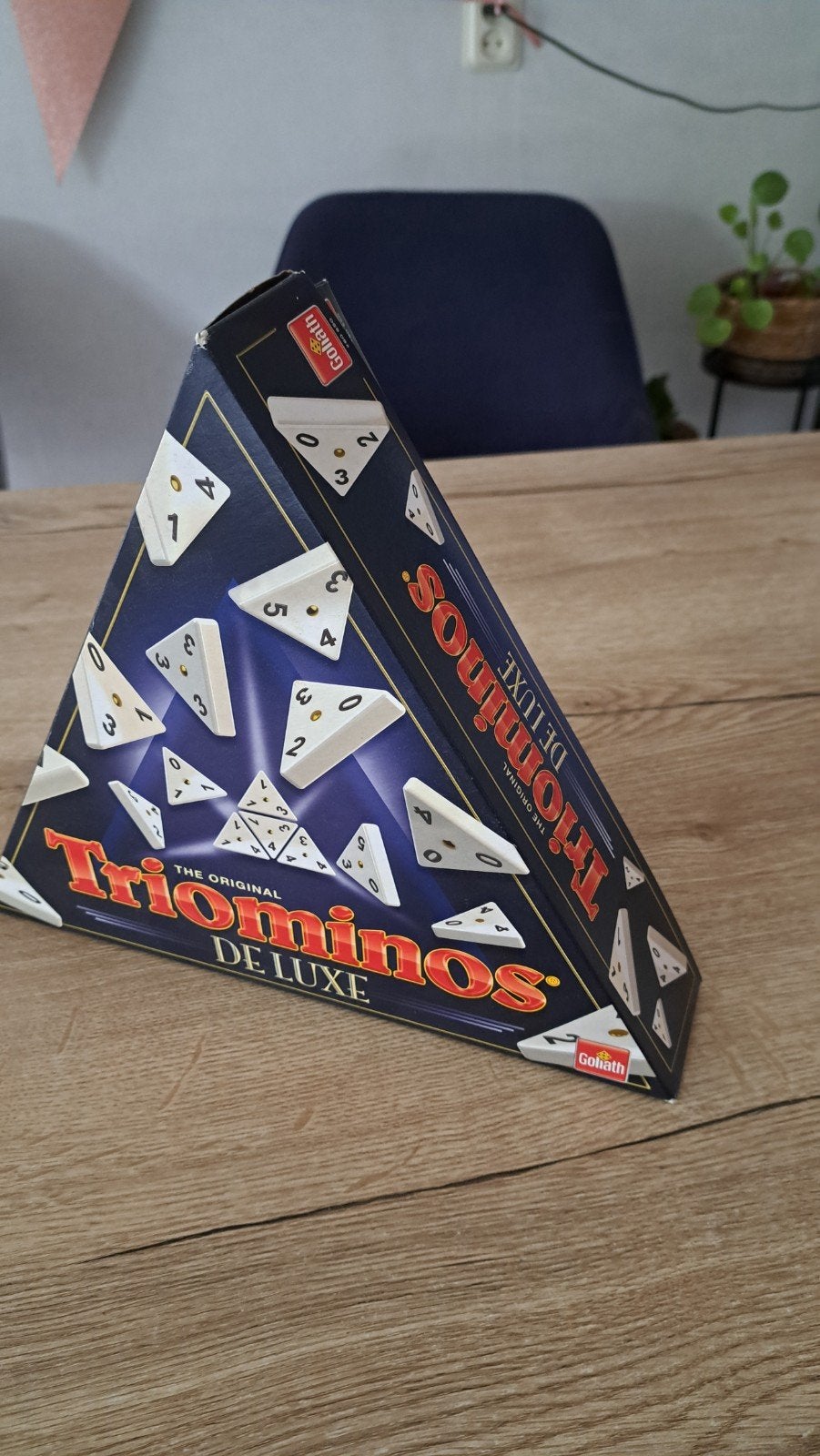 Triominos Deluxe - Het originele driehoekdominospel, Drie of vier spelers, Ophalen of Verzenden, Zo goed als nieuw, Goliath