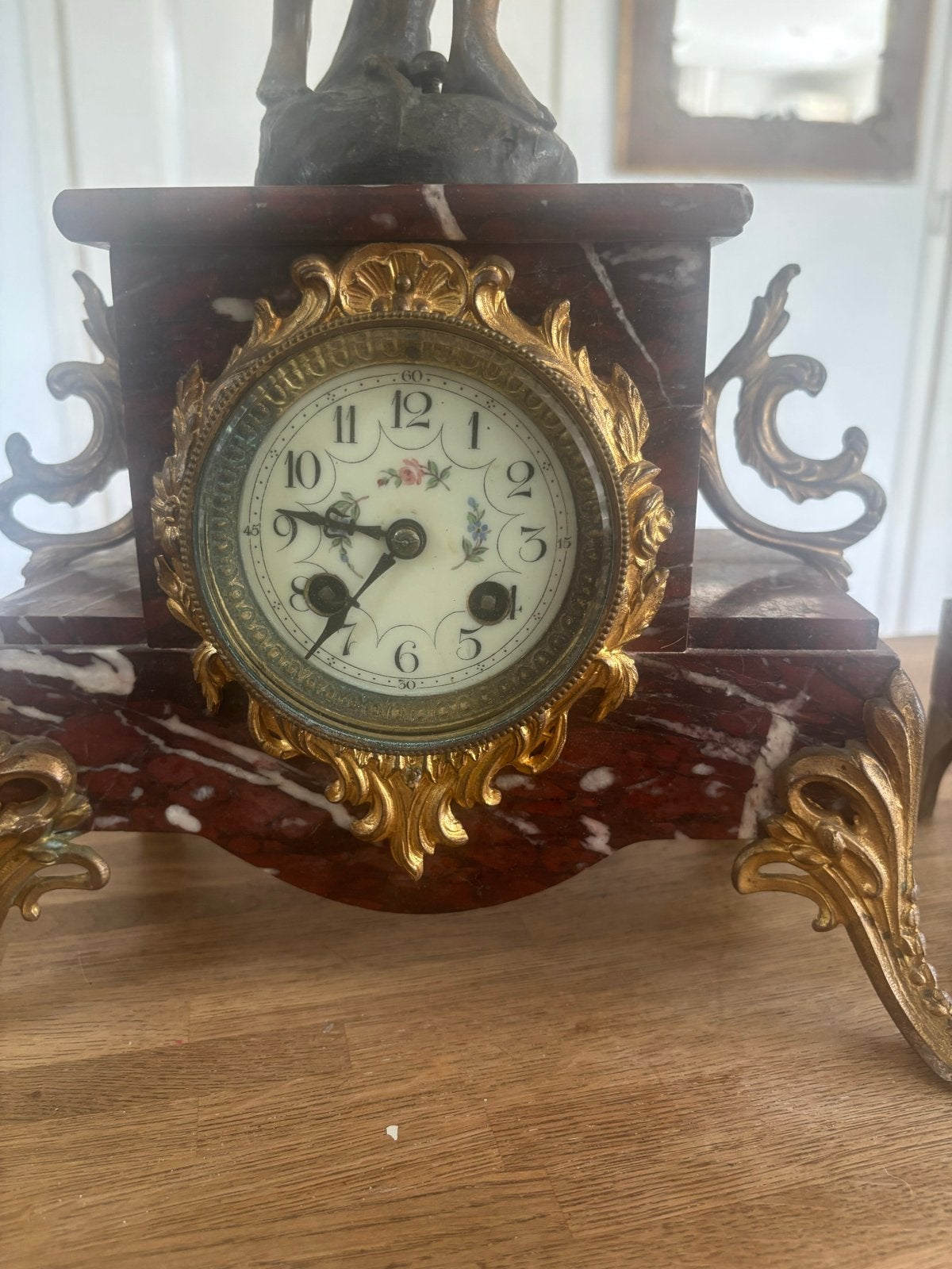 Antieke Marmeren Klok met Bronzen Beeld en Kandelaars, Antiek en Kunst, Ophalen of Verzenden