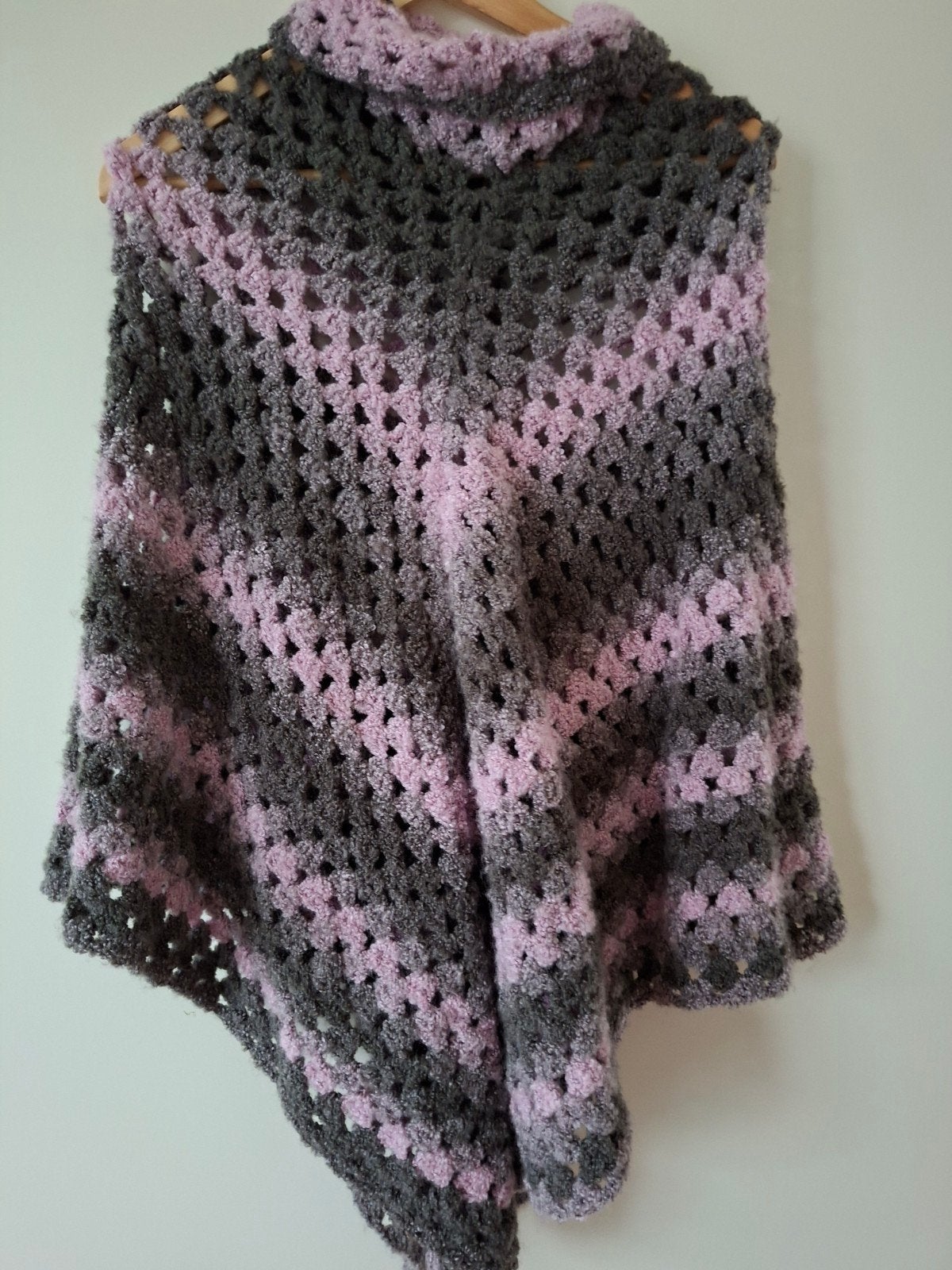 Gehaakte kinderponcho maat 140 - Roze/Grijs, Kinderen en Baby's, Ophalen of Verzenden, Zo goed als nieuw, Meisje, Overige typen