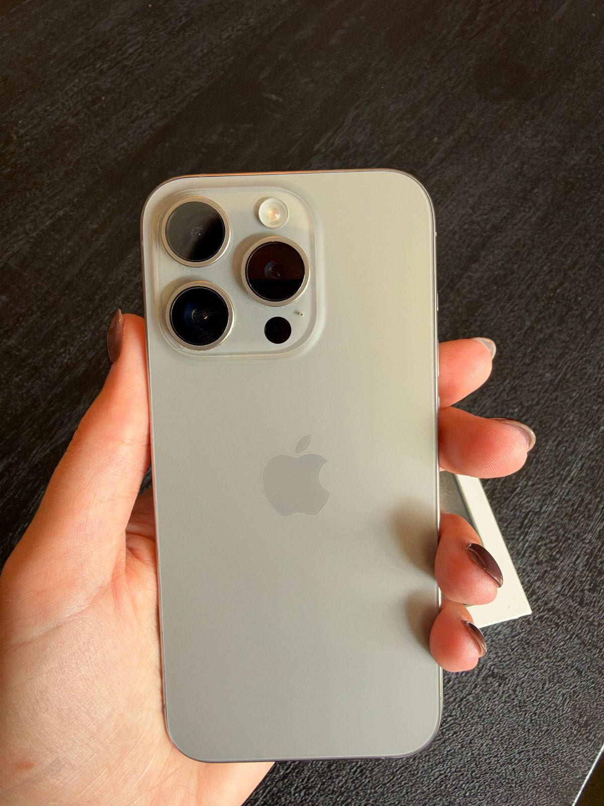 Foto 5 van iPhone 15 Pro - 512 GB - Lichte krasjes, 84% batterij