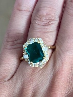 Prachtige goudgekleurde ring met smaragd en diamanten, Ophalen of Verzenden, Zo goed als nieuw, 17 tot 18, Met edelsteen