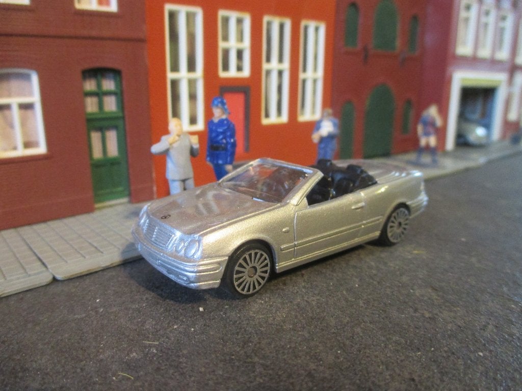 1:64 Mercedes Benz A208 CLK Cabriolet - Maisto, Ophalen of Verzenden, Zo goed als nieuw, Auto