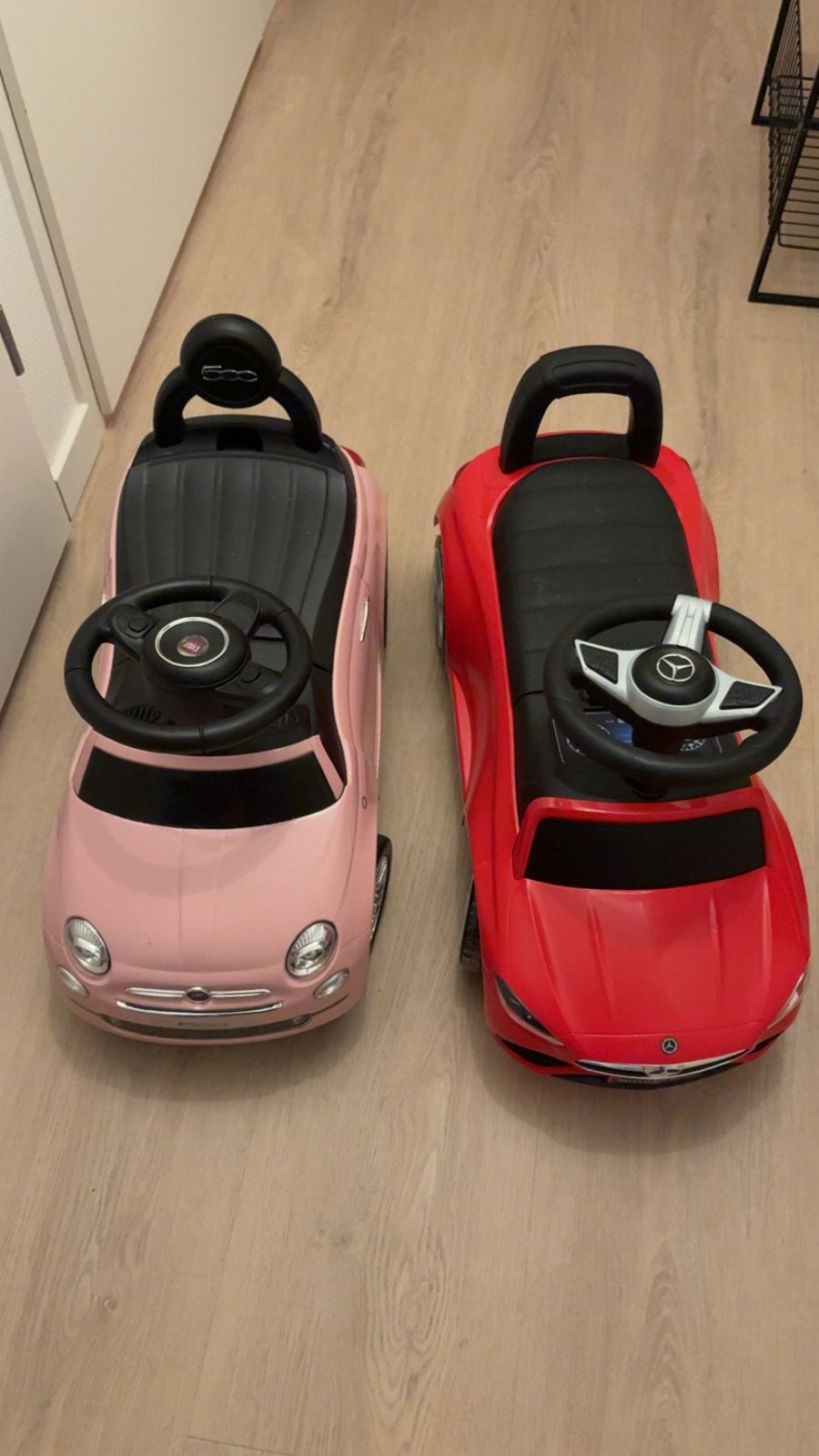 Loopauto's: Fiat 500 roze en Mercedes rood, Ophalen, Zo goed als nieuw