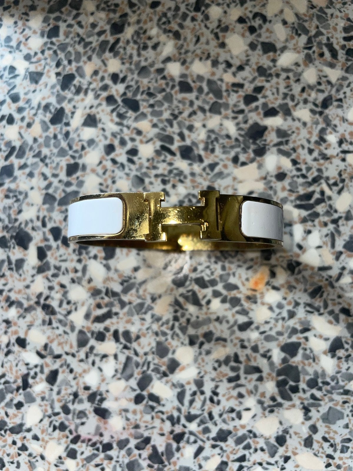 Hermès Clic H Armband Unisex - Wit en Goud, Sieraden, Tassen en Uiterlijk, Armbanden, Ophalen of Verzenden, Gebruikt, Wit, Overige materialen