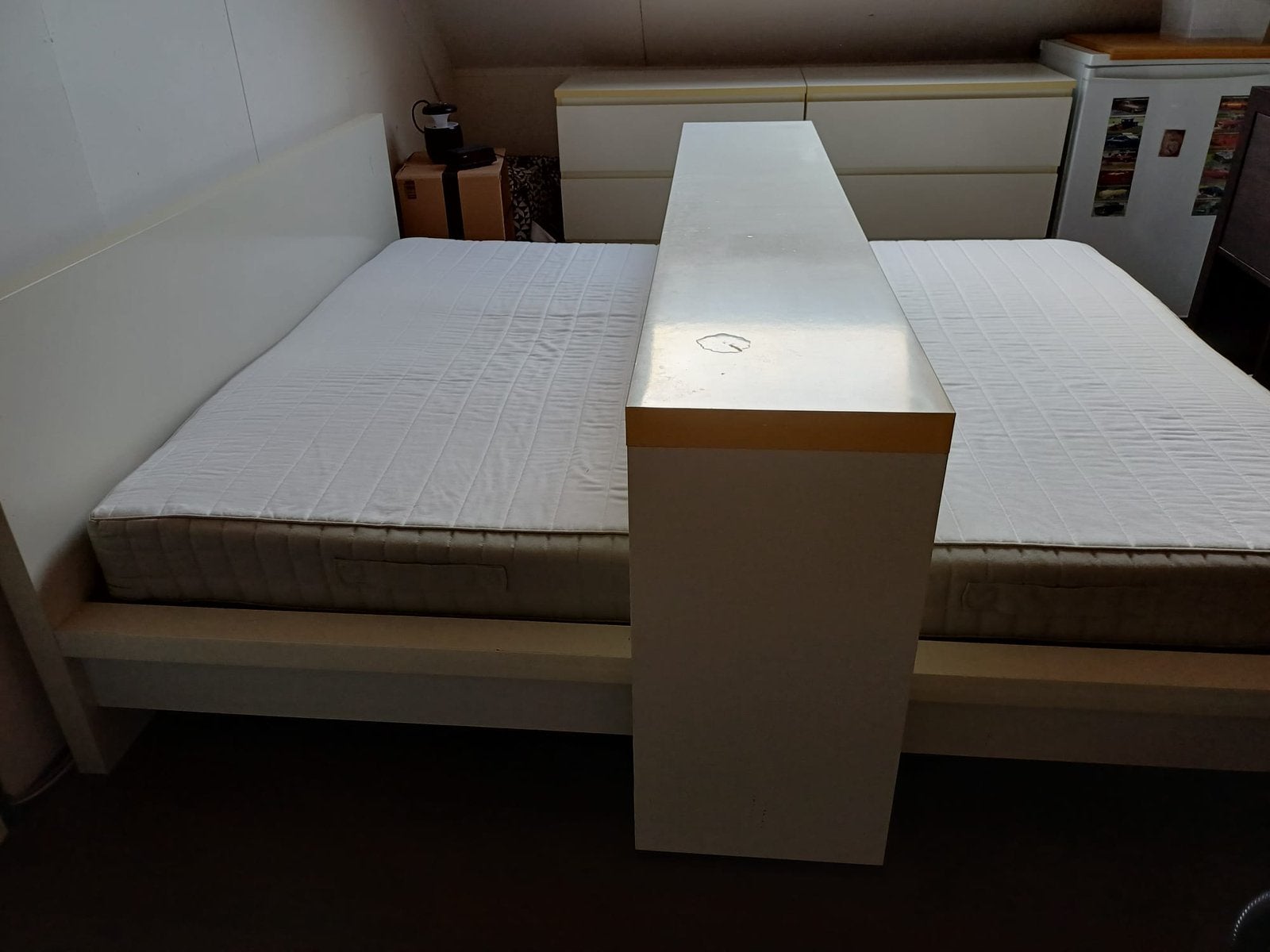 Malm bedtafel, hafslo matras en Malm ladekasten, Ophalen, Gebruikt, Wit, Tweepersoons