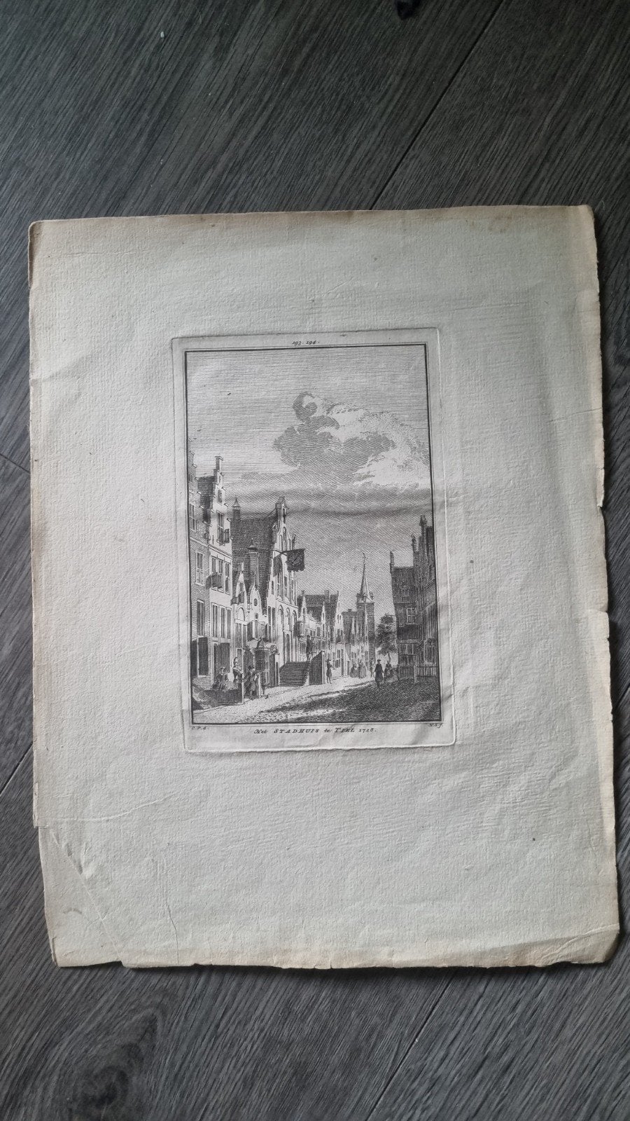 Het Stadhuis te Tiel 1728 - Antieke Gravure Stadsgezicht, Stadsgezicht, Ophalen of Verzenden, 1700 - 1799, Origineel