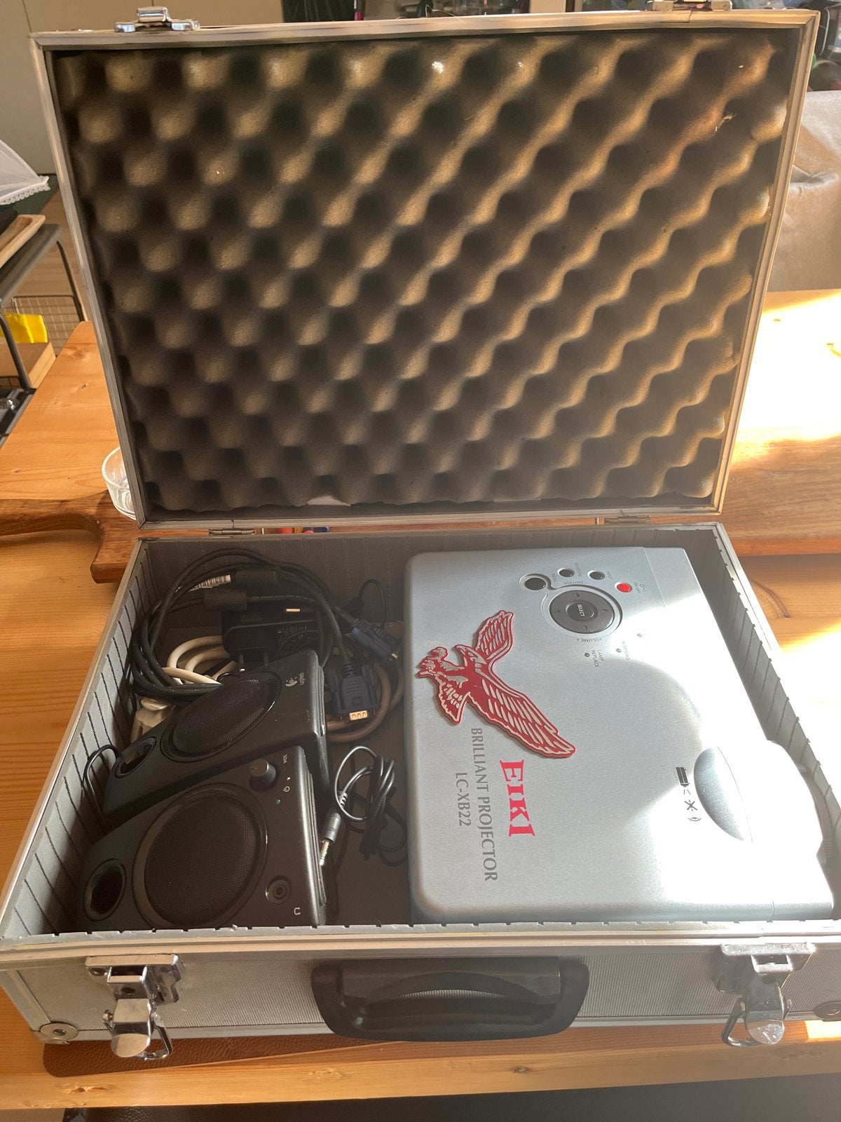 Beamer EIKI LC-XB22 met geluidboxen in koffer, Ophalen of Verzenden, Gebruikt, Overige resoluties
