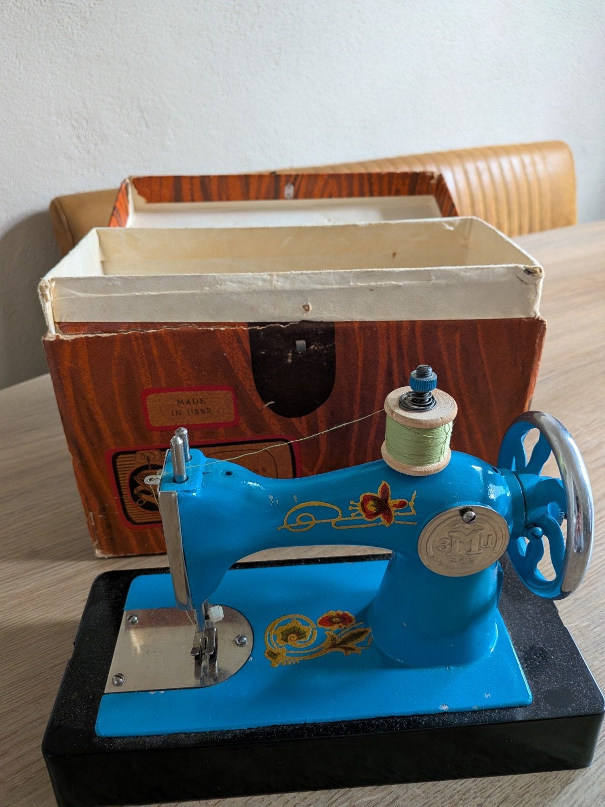 Vintage kinder naaimachine(ussr) jaren 60

Vintage blauwe ki, Antiek en Kunst, Antiek | Speelgoed, Ophalen