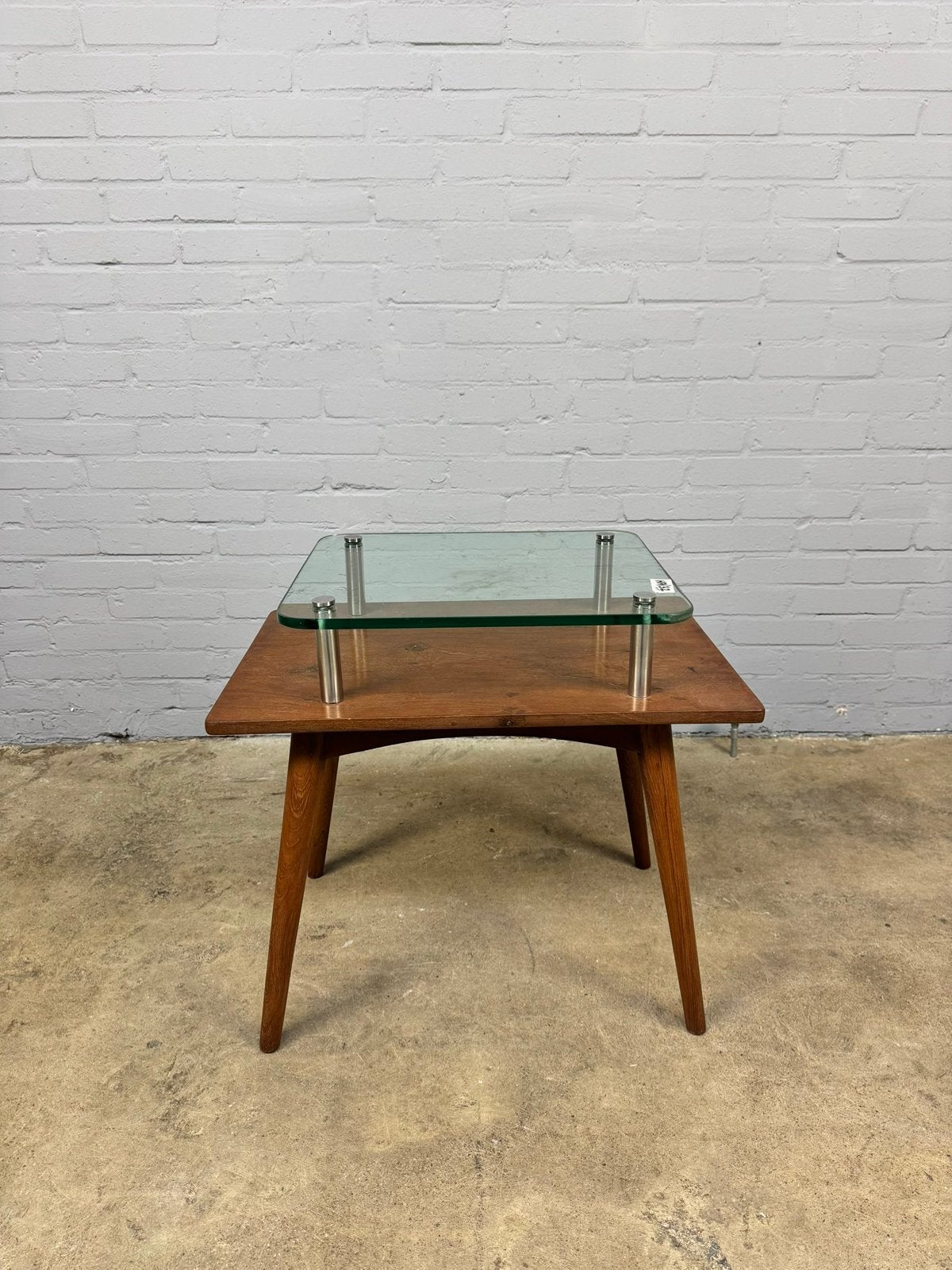 Vintage teakhouten bijzettafel met glazen blad, Ophalen of Verzenden, Zo goed als nieuw