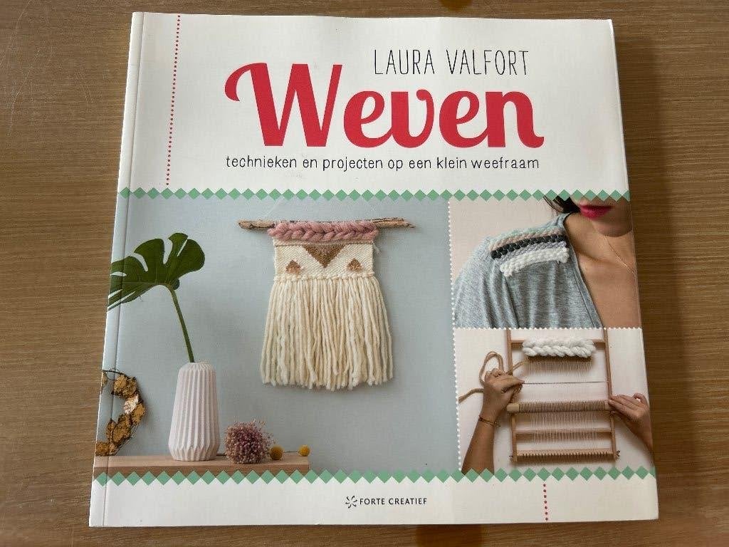Weven: Technieken en projecten op een klein weefraam, Ophalen of Verzenden, Zo goed als nieuw, Borduren en Naaien, Laura Valfort