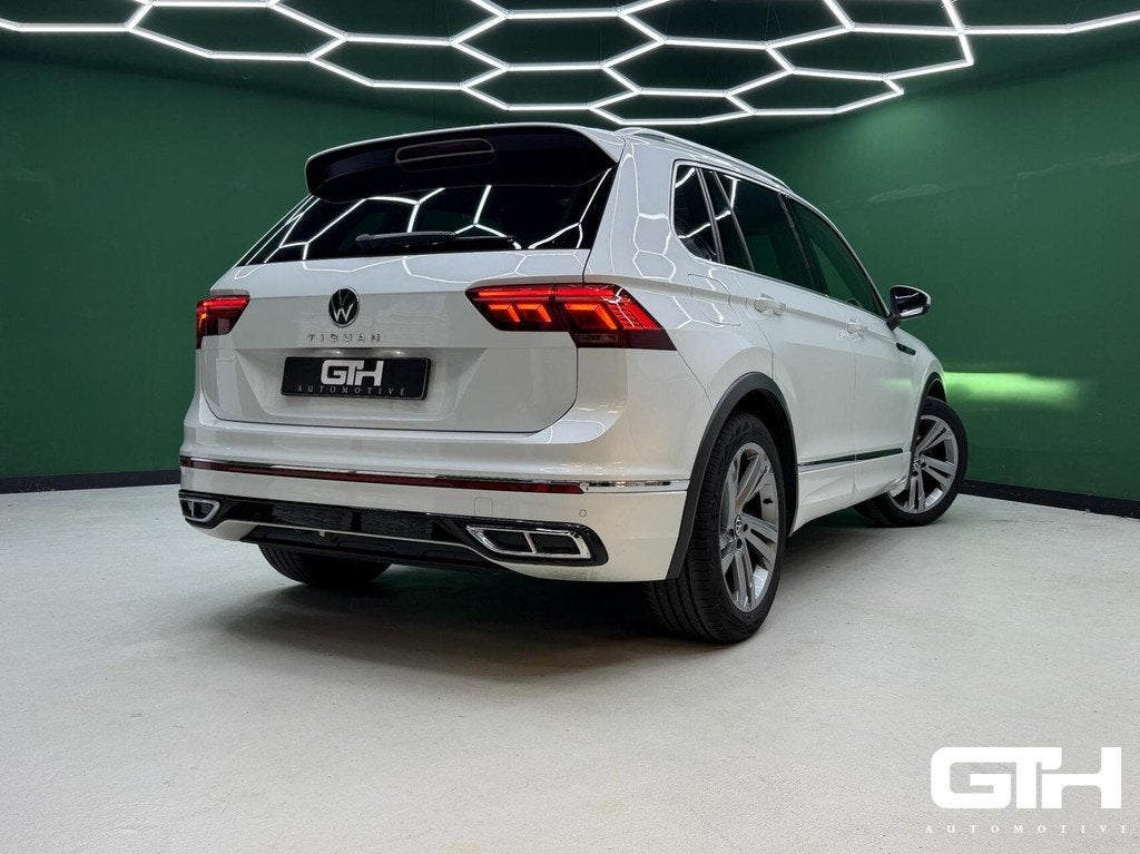 Volkswagen Tiguan 1.5 TSI R-Line IQ | Pano | Trekhaak | NAP, 1441 kg, 15 km/l, 4 cilinders, 150 pk