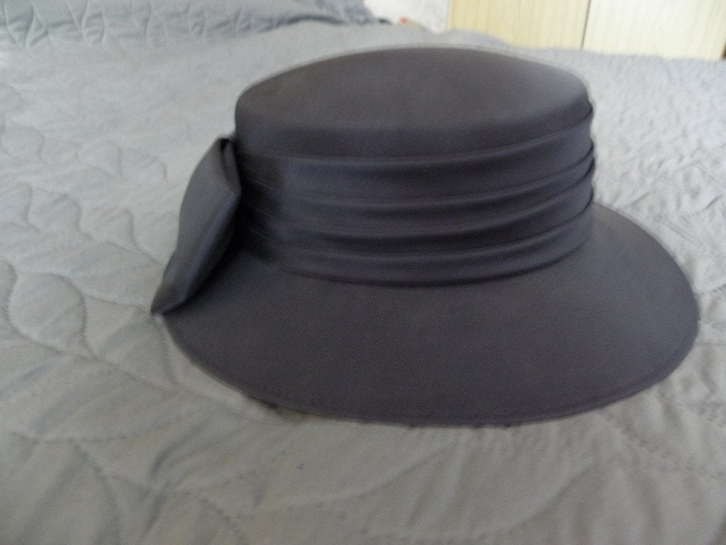 Nette blauwe polyester hoed KAYBEE mt M 56 cm nieuwstaat, 56 of 57 cm (M, 7 of 7⅛ inch), Hoed, Ophalen of Verzenden, Zo goed als nieuw