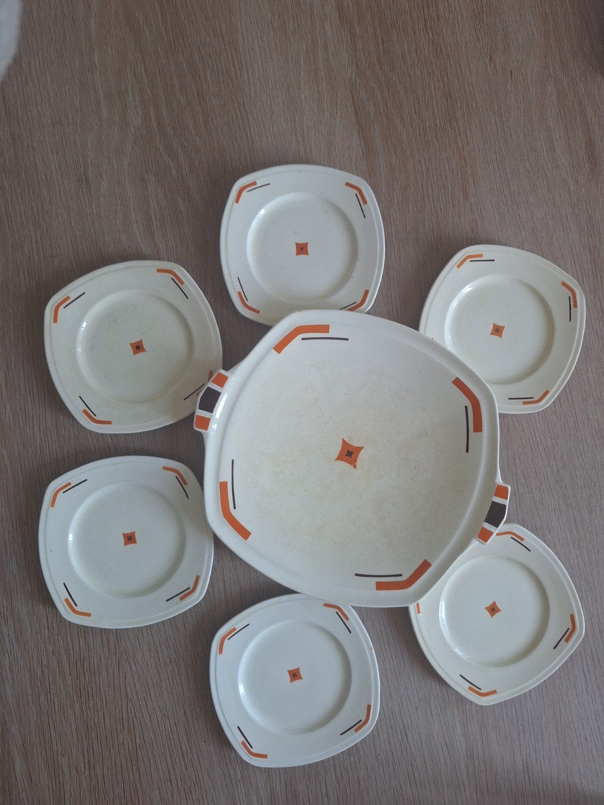gebakstel brocante 8 bordjes 6 goed 1 stuk af 1 scheurtje in, Ophalen