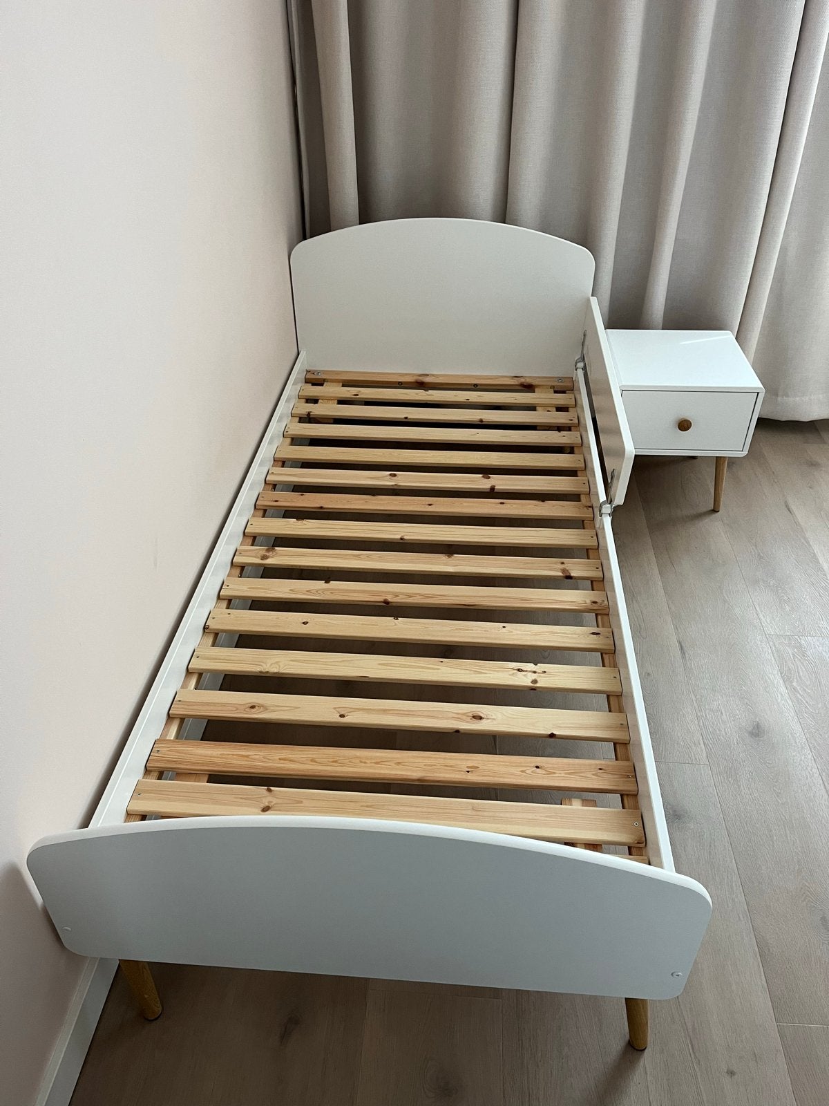 Wit eenpersoonsbed met nachtkastje, Ophalen, Gebruikt, 90 cm, Eenpersoons