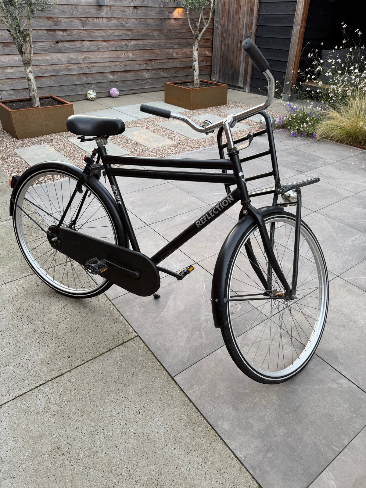 Zwarte transportfiets met voordrager, Fietsen en Brommers, Terugtraprem, Gebruikt, 53 tot 57 cm, Ophalen