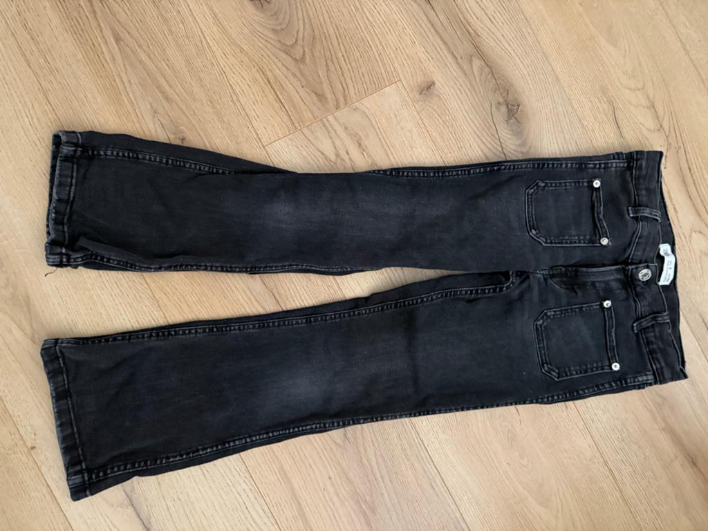Zwarte flared jeans van Zara - Maat 9 (134 cm), Ophalen of Verzenden, Gebruikt, Jongen of Meisje, Broek