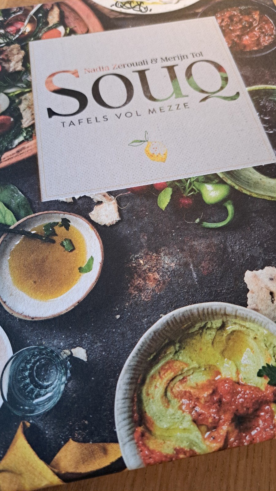SOUQ Tafels vol Mezze - Nadia Zerouali & Merijn Tol, Tapas, Hapjes en Dim Sum, Ophalen of Verzenden, Zo goed als nieuw, Midden-Oosten en Marokko