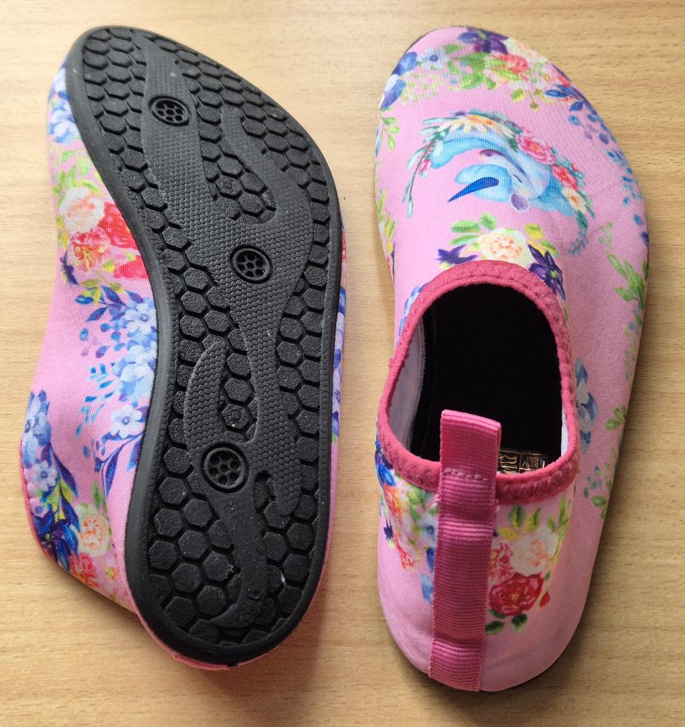 Roze waterschoenen met eenhoorn en bloemenprint - Mt 36/37, Kleding | Dames, Schoenen, Overige typen, Ophalen of Verzenden, Zo goed als nieuw