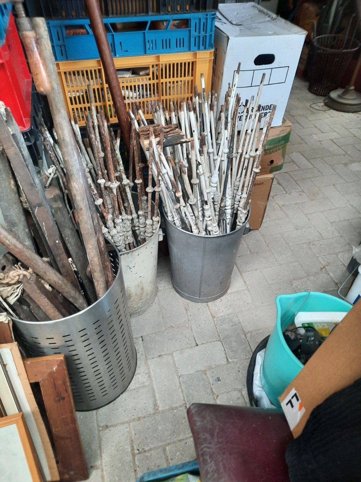Antieke smeedijzeren trapspijlen met zinken bloemetjes, Ophalen