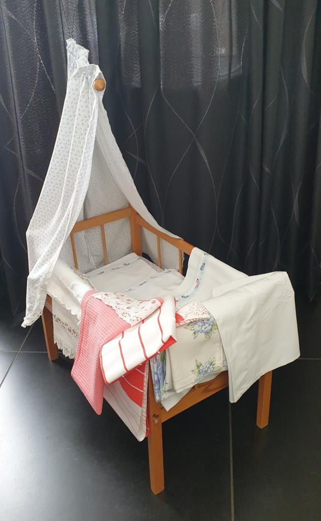 Retro-vintage houten poppenbedje met hemeltje en beddengoed, Kinderen en Baby's, Speelgoed | Poppen, Ophalen, Gebruikt