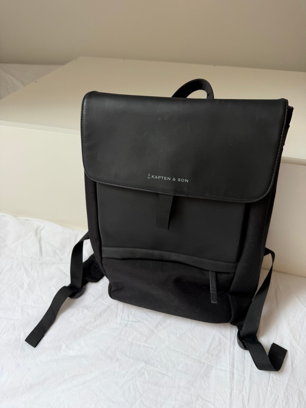 Kapten & Son rugzak zwart, Sieraden, Tassen en Uiterlijk, Tassen | Rugtassen, Gebruikt, 25 tot 40 cm, 30 tot 45 cm, Ophalen