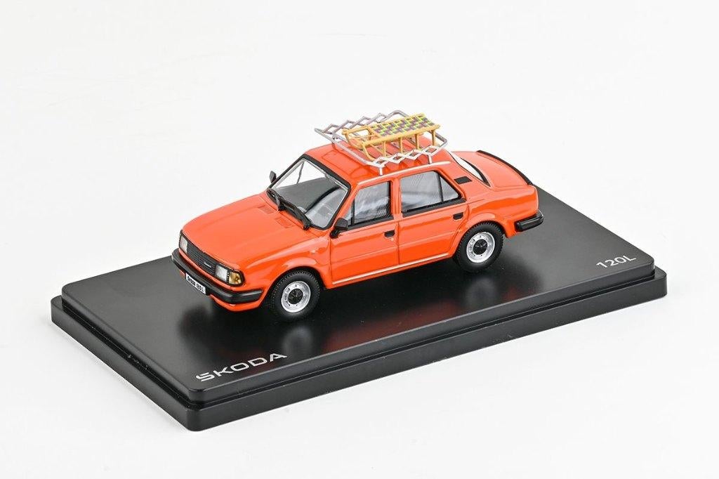 JSN Abrex 1:43 Skoda 120L 1984 met slee, oranje - in vitrine