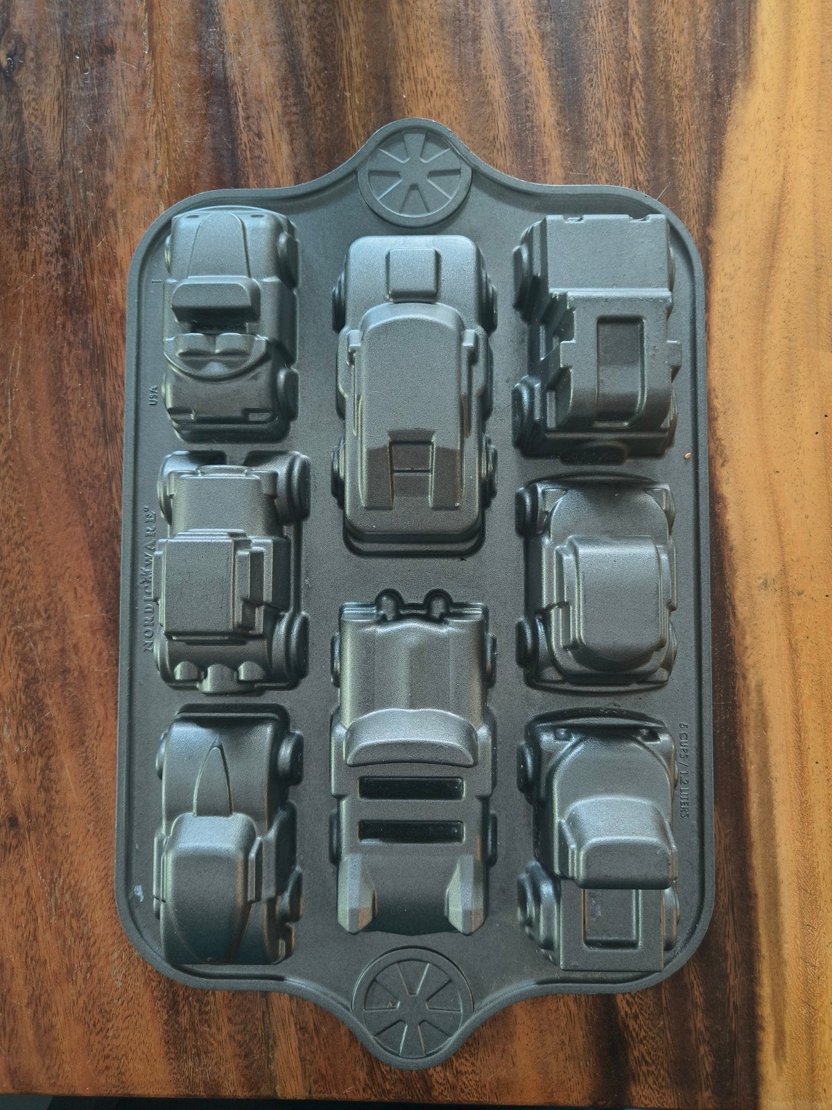 Nordic Ware Bakvorm auto's - 8 verschillende voertuigen, Overige typen, Ophalen of Verzenden, Zo goed als nieuw, Metaal
