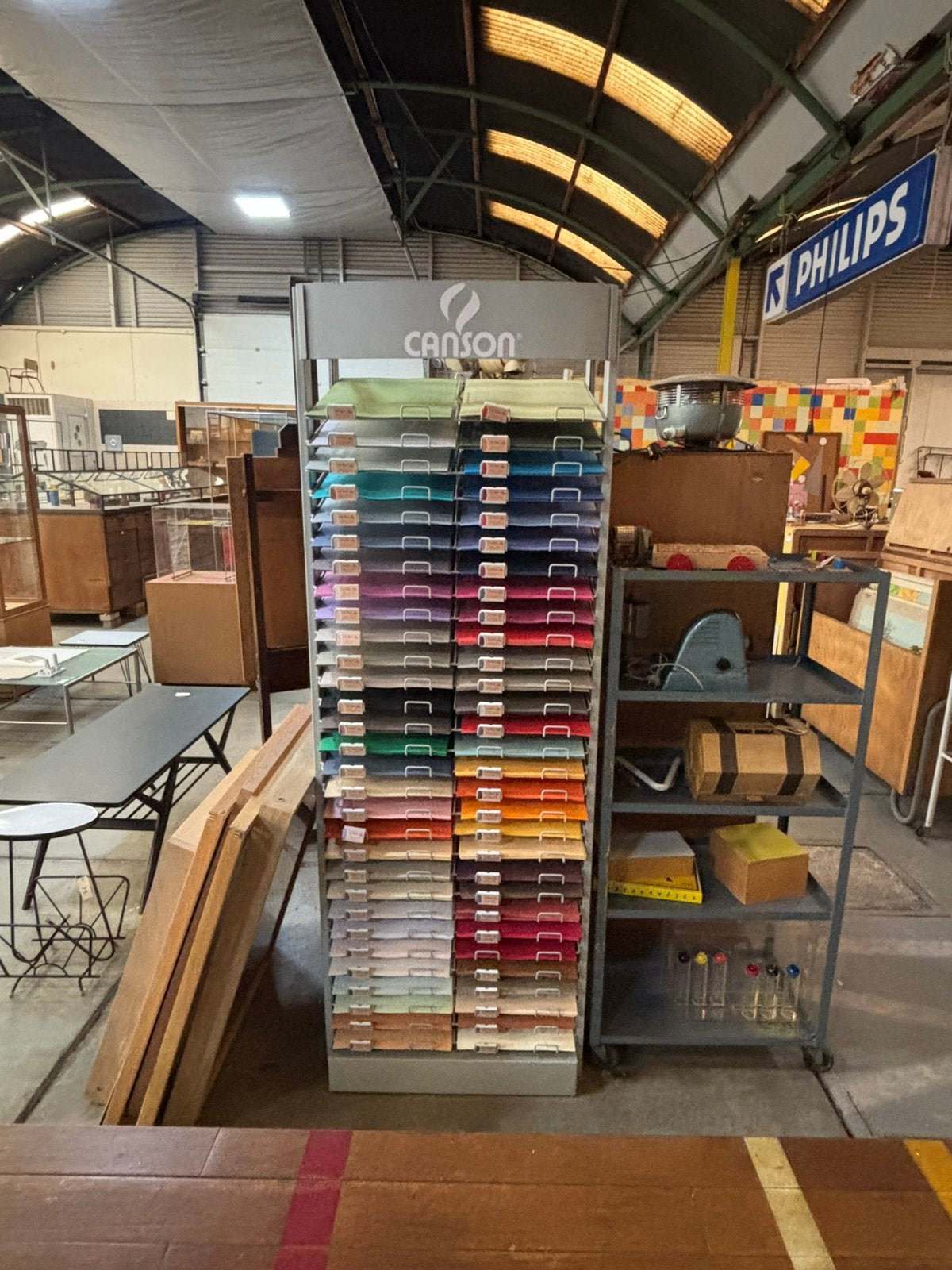 Papierkast uit een winkel, Ophalen