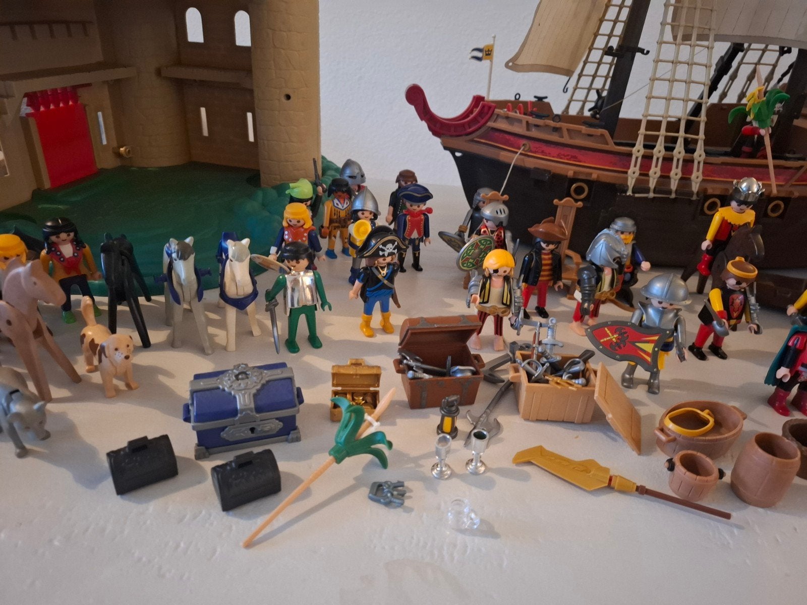 Foto 11 van Grote Playmobil set: Kasteel, schepen en veel figuren