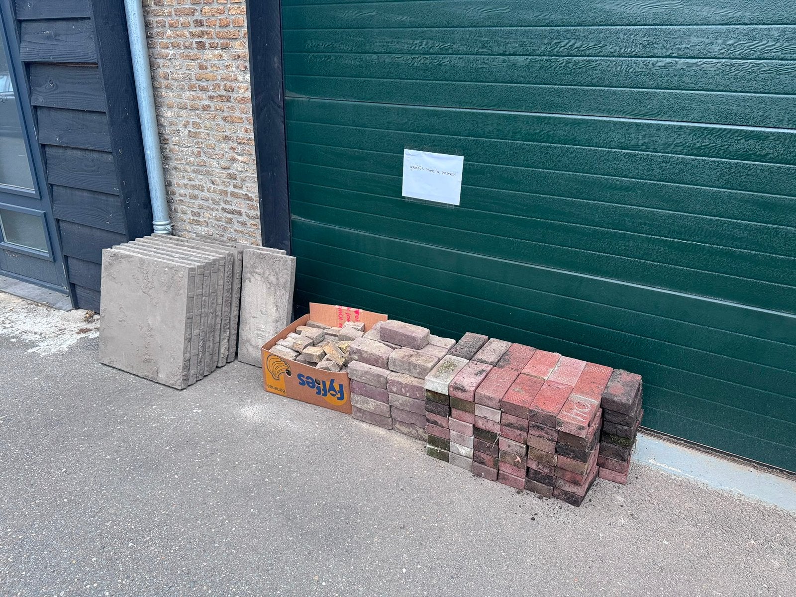 Gratis: tuintegels 60x60, waaltjes, metselstenen, Ophalen, Gebruikt, Beton, Terrastegels