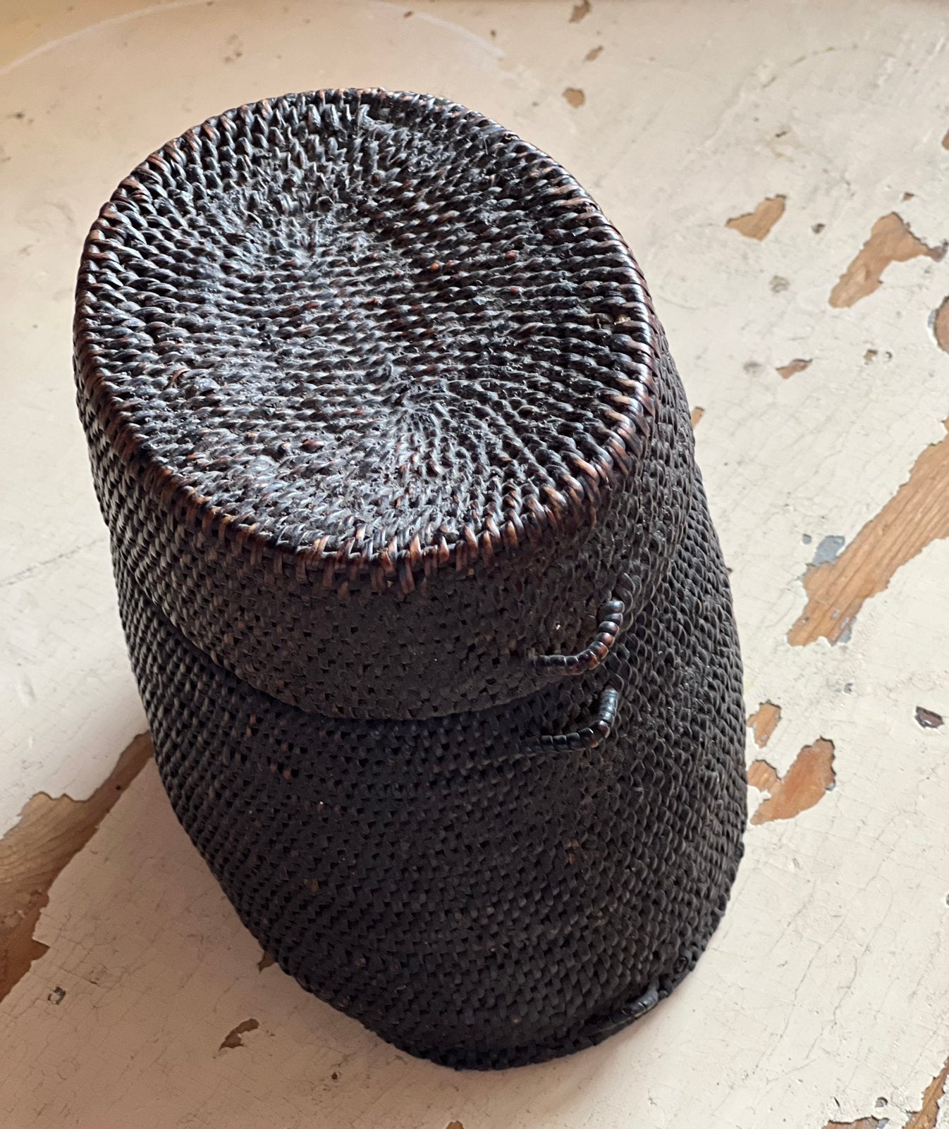 Mandje met deksel Chinees handgevlochten, donker bruin, Ophalen, Mand, Rond, Met opbergruimte