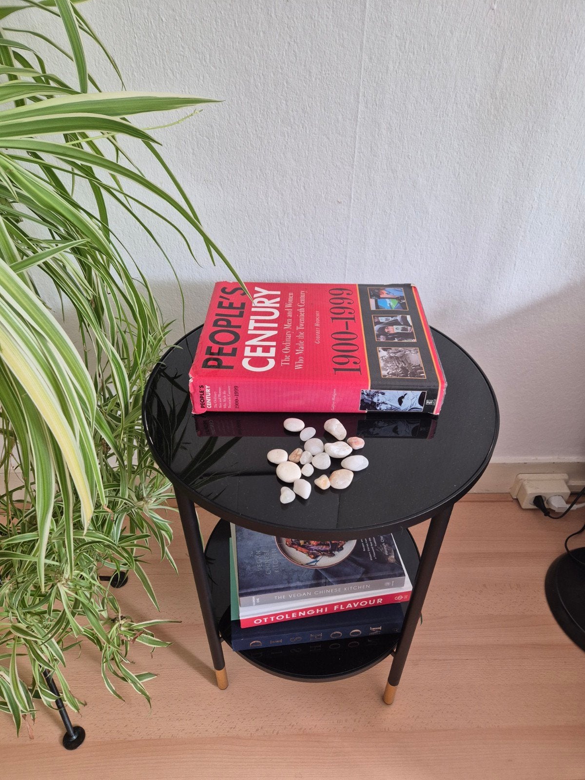 Zwart bijzettafeltje met glazen blad en gouden accenten, Huis en Inrichting, Tafels | Bijzettafels, Ophalen, Minder dan 55 cm