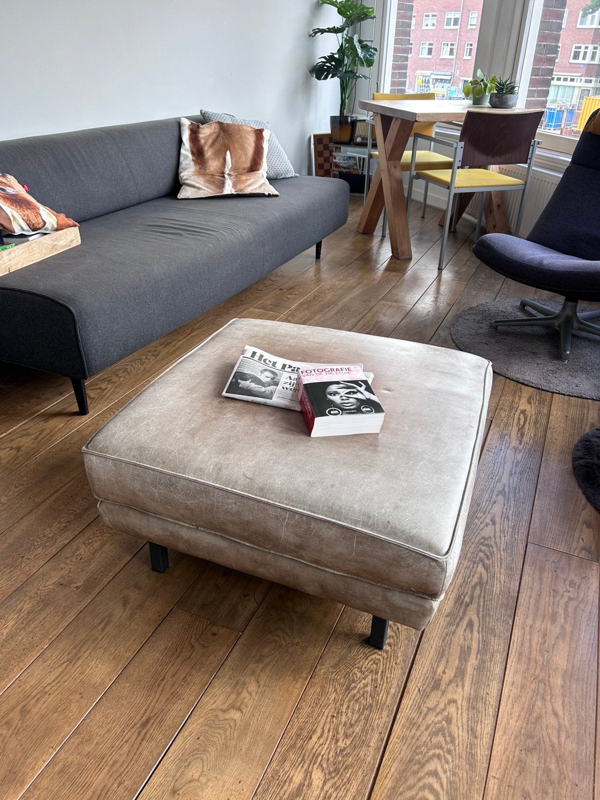 Hocker gekeefd leer taupe grijs bruin, Ophalen, Overige materialen, Gebruikt, 50 tot 100 cm