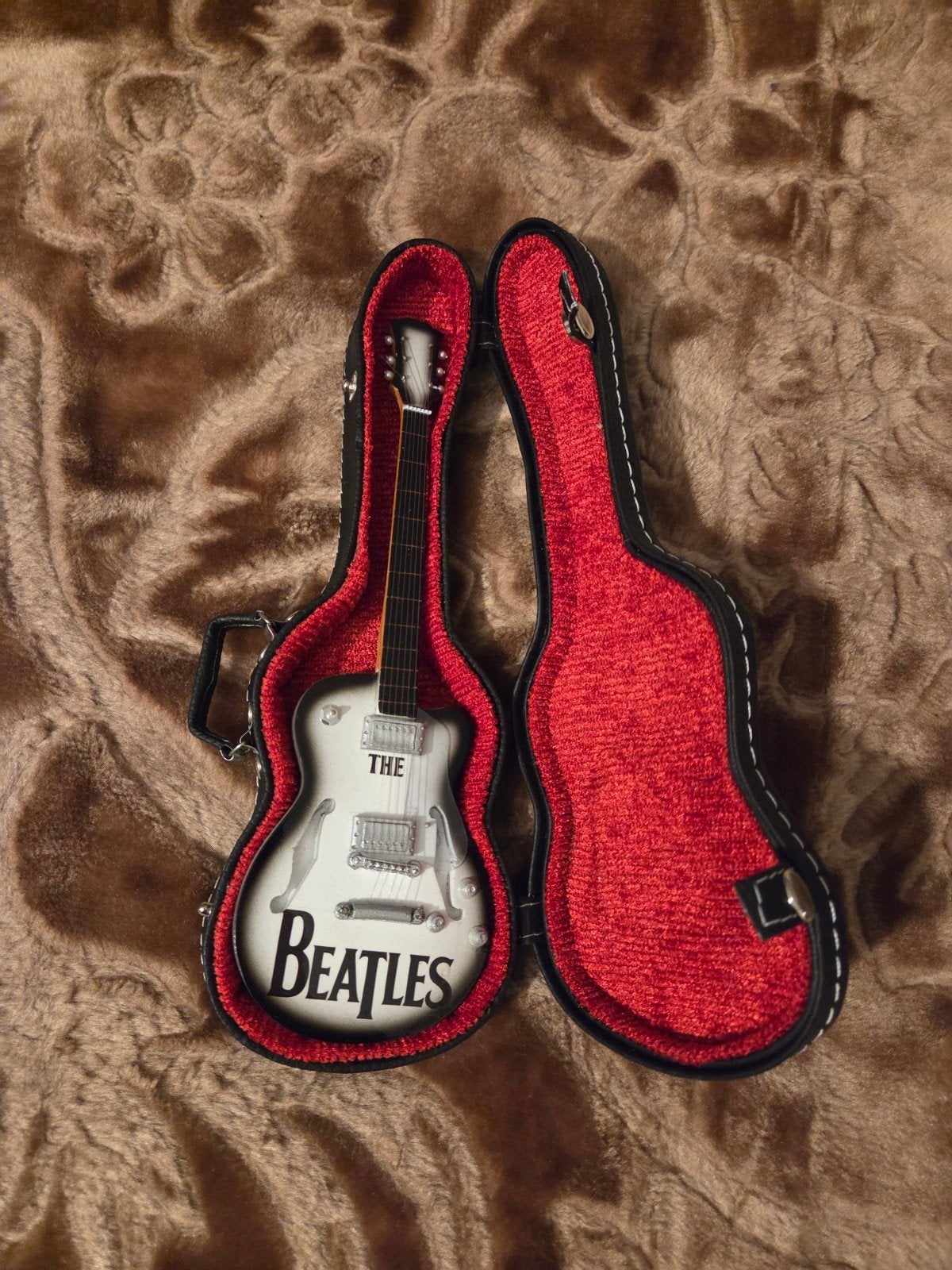 The Beatles miniatuur gitaar met koffer - Decoratie, Verzamelen, Ophalen of Verzenden, Zo goed als nieuw, Pop, Beeldje of Miniatuur